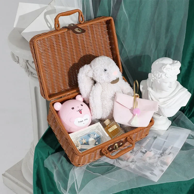 Rattan Gift Box Suitcase Shape Bags for Packaging Cosmetics Clothes Gift Baske Baby Shower Party Favors Gift Bags with Handles
Rattan Gift Box Suitcase Shape Bags for Packaging Cosmetics Clothes Gift Baske Baby Shower Party Favors Gift Bags with Handles