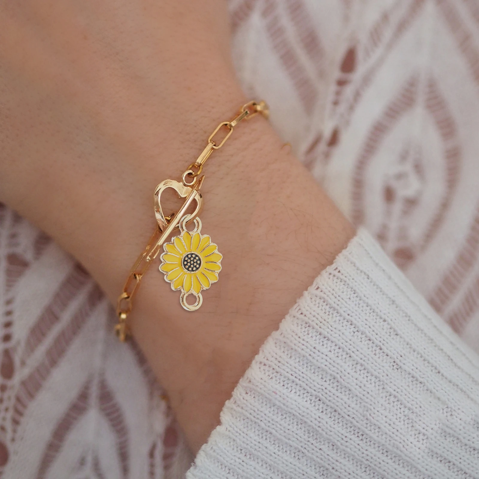 20 шт., подвески в виде ромашки, аксессуары для изготовления ювелирных изделий, желтый цветок, соединительные подвески, украшения для рукоделия, металлический сплав
20 шт., подвески в виде ромашки, аксессуары для изготовления ювелирных изделий, желтый цветок, соединительные подвески, украшения для рукоделия, металлический сплав