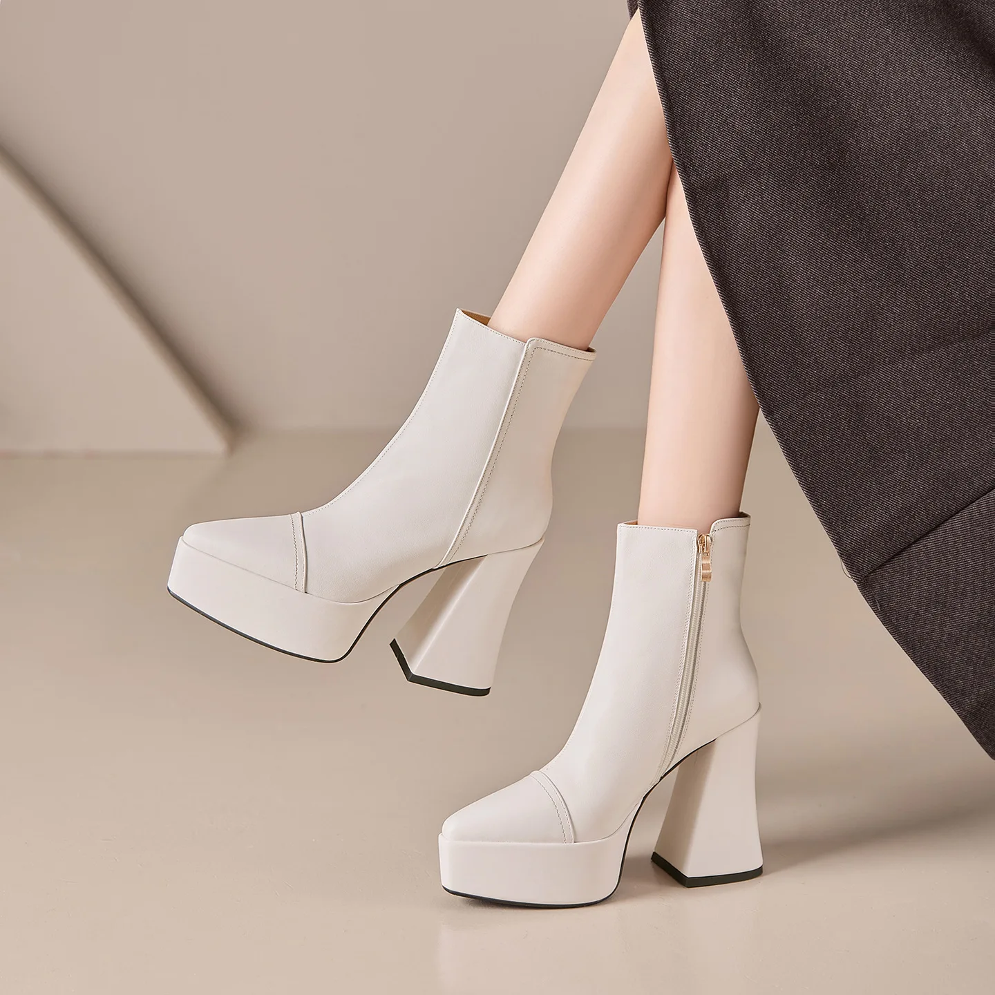 Women's Leather Ankle Boots Pointed Toe Platform Chunky Heel Sleek Elegant Design for Chic Casualautumn/winter Fashion Looks
Women's Leather Ankle Boots Pointed Toe Platform Chunky Heel Sleek Elegant Design for Chic Casualautumn/winter Fashion Looks