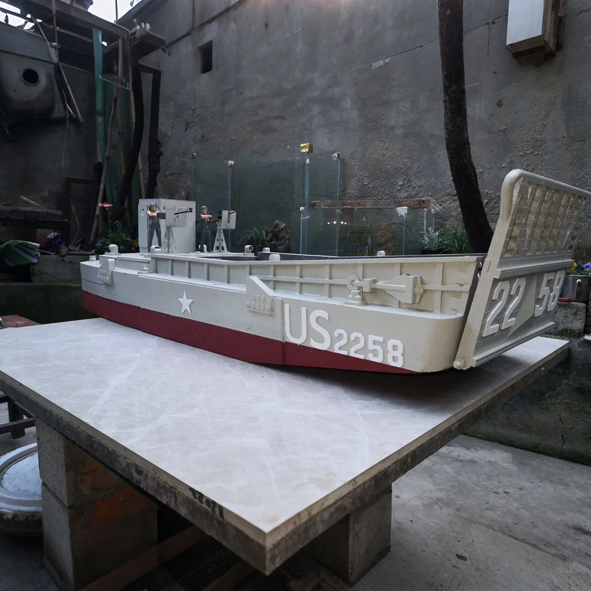 1/16 RC Boat 94cm LCM3 Tank Landing Craft Remote Control Ships with Dual High Torque Motor Driven RC Schiffe Model Ship Toy
1/16 RC Boat 94cm LCM3 Tank Landing Craft Remote Control Ships with Dual High Torque Motor Driven RC Schiffe Model Ship Toy