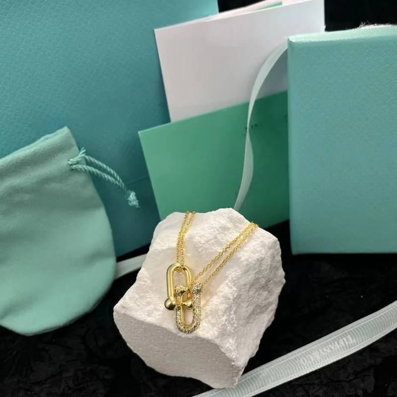 Универсальное и стильное колье, идеально подходящее для элегантных дам, подходит для торжественных мероприятий.
Универсальное и стильное колье, идеально подходящее для элегантных дам, подходит для торжественных мероприятий.