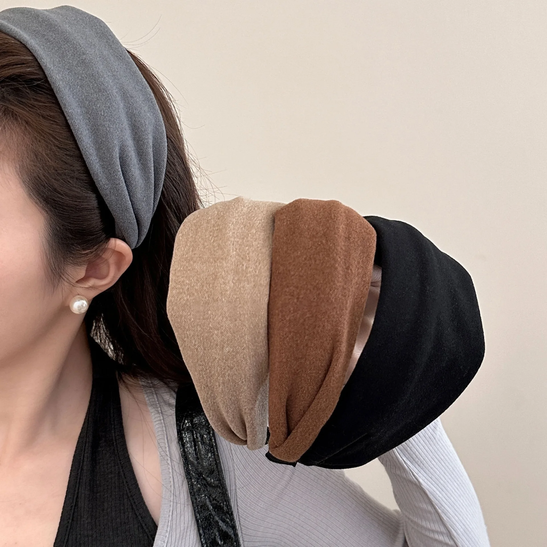 Hot selling Korean Vintage Turban Headband Solid Color Wide Fabric Hair Hoop for Women Girls Hair Accessories Factory price
Hot selling Korean Vintage Turban Headband Solid Color Wide Fabric Hair Hoop for Women Girls Hair Accessories Factory price