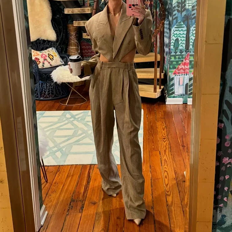 Ladies' checkered one-piece suit set, sexy cutout waist jacket, wide-leg pants with belt decoration, high-quality long pants,
Ladies' checkered one-piece suit set, sexy cutout waist jacket, wide-leg pants with belt decoration, high-quality long pants,