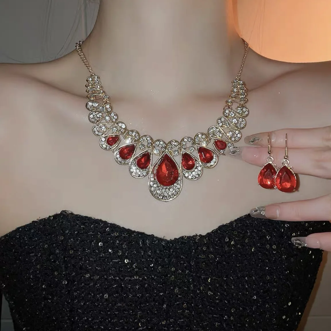 Jewelry popular hot-selling big gem necklace earrings set European and American exaggerated temperament fashion flash diamond
Jewelry popular hot-selling big gem necklace earrings set European and American exaggerated temperament fashion flash diamond