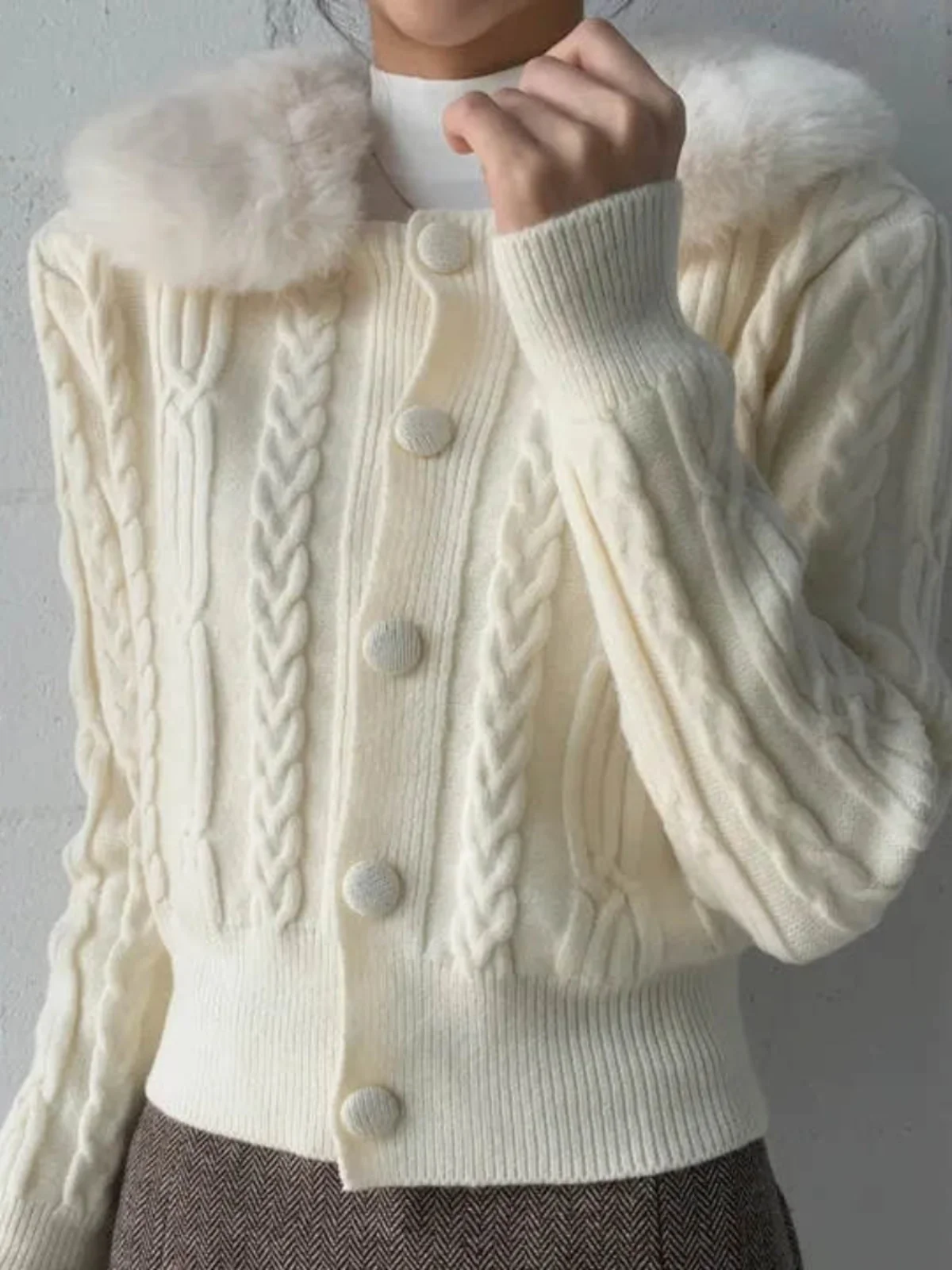 Korean Sle Women's Thiened Knitted Sweater Coat Winter Faion High-End Feeling Fur Collar Texture Button Thiened Twist...
Korean Sle Women's Thiened Knitted Sweater Coat Winter Faion High-End Feeling Fur Collar Texture Button Thiened Twist...
