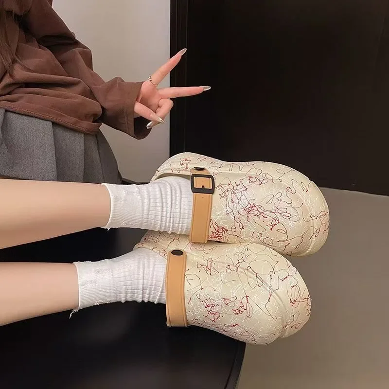 Женская обувь с отверстиями для увеличения высоты на толстой подошве с граффити, новинка 2023 года, летние универсальные сандалии Baotou, тапочки
Женская обувь с отверстиями для увеличения высоты на толстой подошве с граффити, новинка 2023 года, летние универсальные сандалии Baotou, тапочки