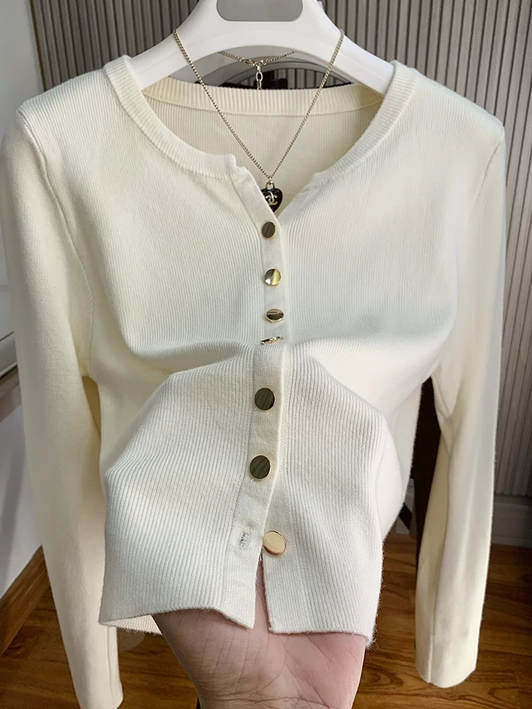 Temperament V-neck Knitted Top for Women 2024 Autumn Winter New Fashion Metal Single-breasted Cardigan Sweater Jacket
Temperament V-neck Knitted Top for Women 2024 Autumn Winter New Fashion Metal Single-breasted Cardigan Sweater Jacket 