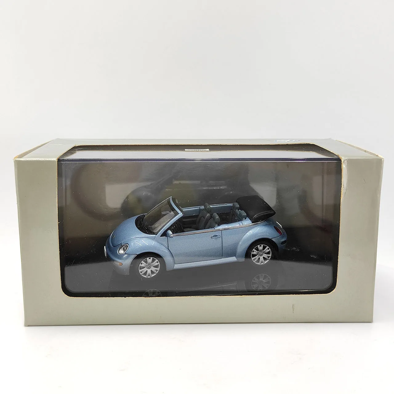 Литой под давлением масштаб 1:43 VW New Beetle трансформируемый синий сплав модель автомобиля Коллекционная игрушка в подарок сувенир дисплей орнамент
Литой под давлением масштаб 1:43 VW New Beetle трансформируемый синий сплав модель автомобиля Коллекционная игрушка в подарок сувенир дисплей орнамент