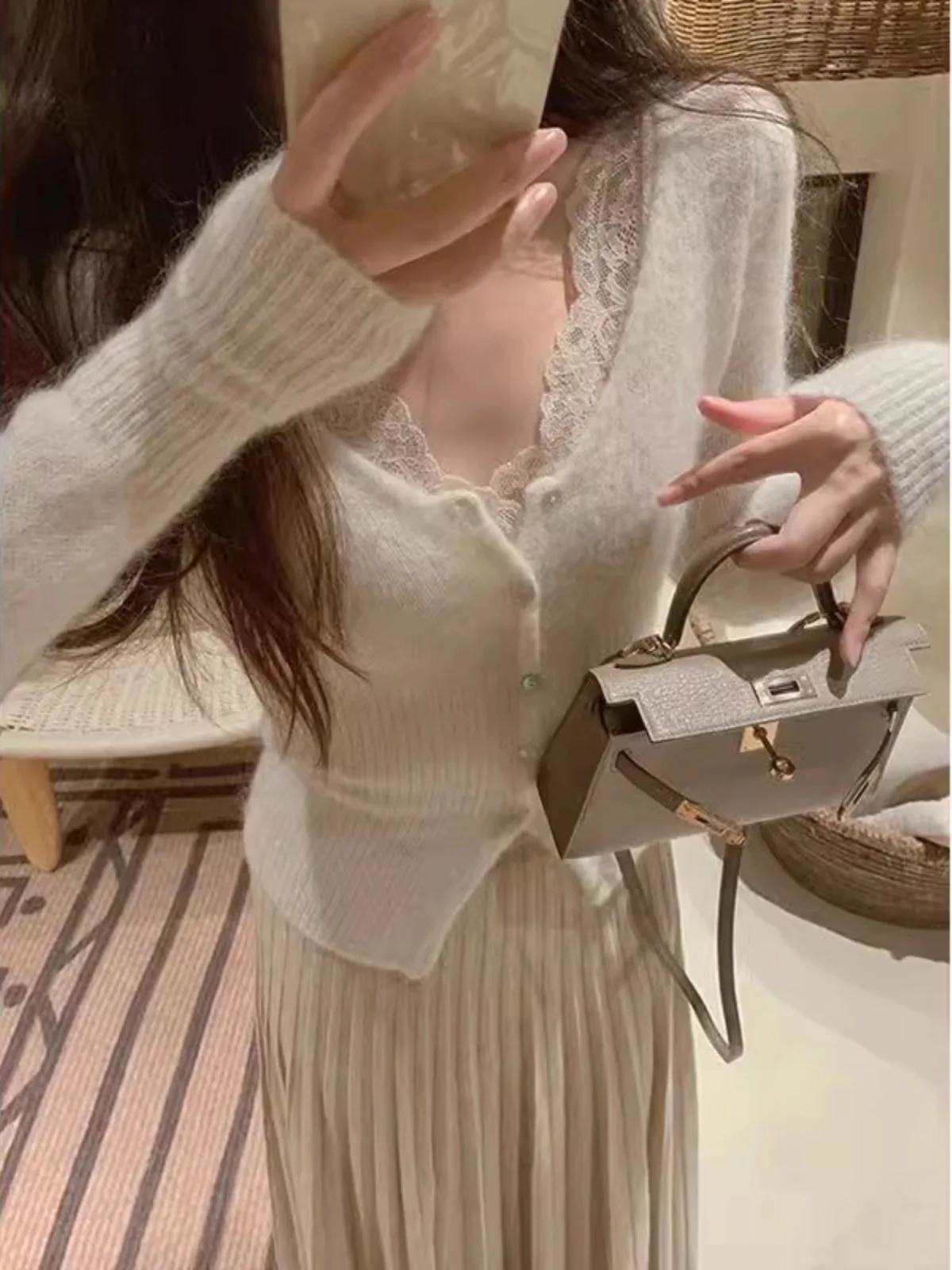 Trendy V-Neck Lace Splice Knitwear Women Early Autumn Winter Inner Wear Outer Wear Soft Slim Fit Knitted Top Korean Style
Trendy V-Neck Lace Splice Knitwear Women Early Autumn Winter Inner Wear Outer Wear Soft Slim Fit Knitted Top Korean Style