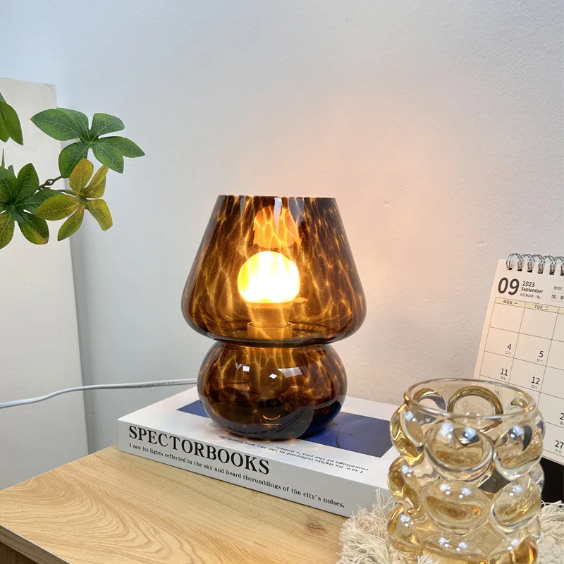 Красочная стеклянная грибная лампа в форме цветка в горошек, декоративная настольная лампа в американском стиле ретро, креативный USB-прикроватный атмосферный светильник 
Красочная стеклянная грибная лампа в форме цветка в горошек, декоративная настольная лампа в американском стиле ретро, креативный USB-прикроватный атмосферный светильник