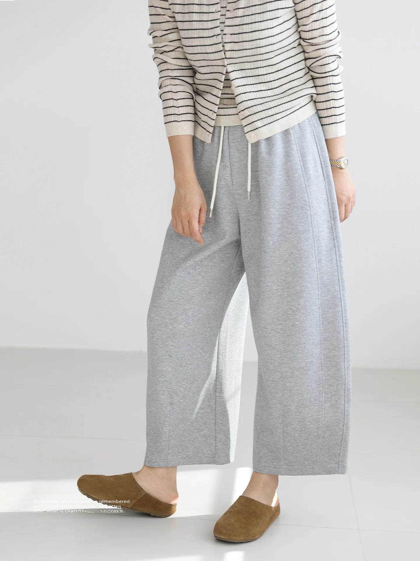 Удобные широкие брюки-бананы из полиэстера с высокой талией, не мнущиеся, свободного кроя, повседневные, женские
Удобные широкие брюки-бананы из полиэстера с высокой талией, не мнущиеся, свободного кроя, повседневные, женские