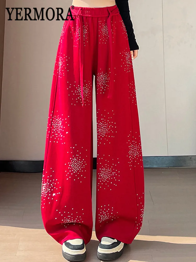 YERMORA High Elastic Waist Red Rhinestone Drawstring Wide Leg Pants For Women Loose New Trousers Fashion Tide Spring Autumn 2026
YERMORA High Elastic Waist Red Rhinestone Drawstring Wide Leg Pants For Women Loose New Trousers Fashion Tide Spring Autumn 2026