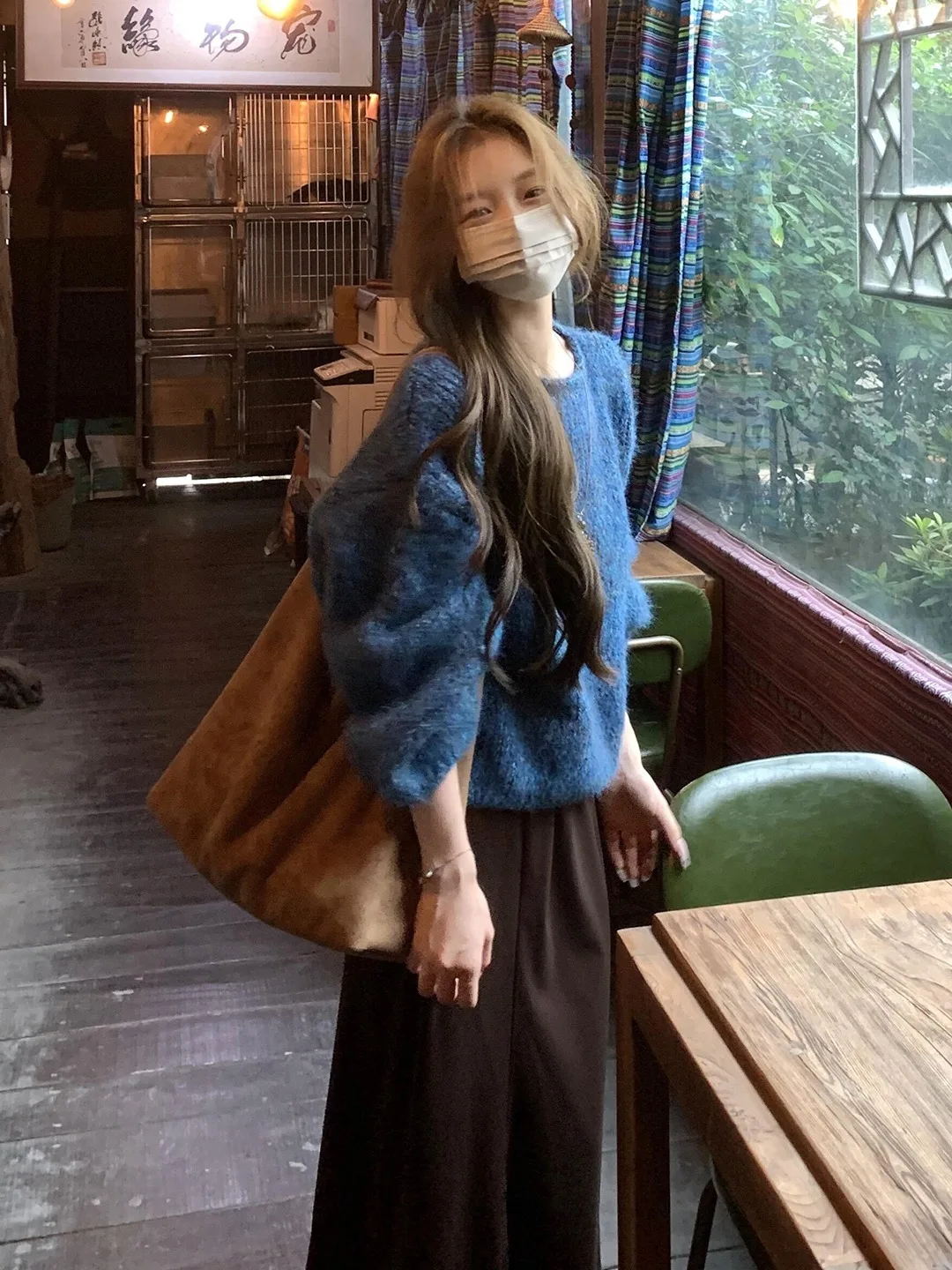 Ретро-корейский свободный женский синий свитер из мягкой уютной вязки для осени и весны, модный повседневный стиль
Ретро-корейский свободный женский синий свитер из мягкой уютной вязки для осени и весны, модный повседневный стиль