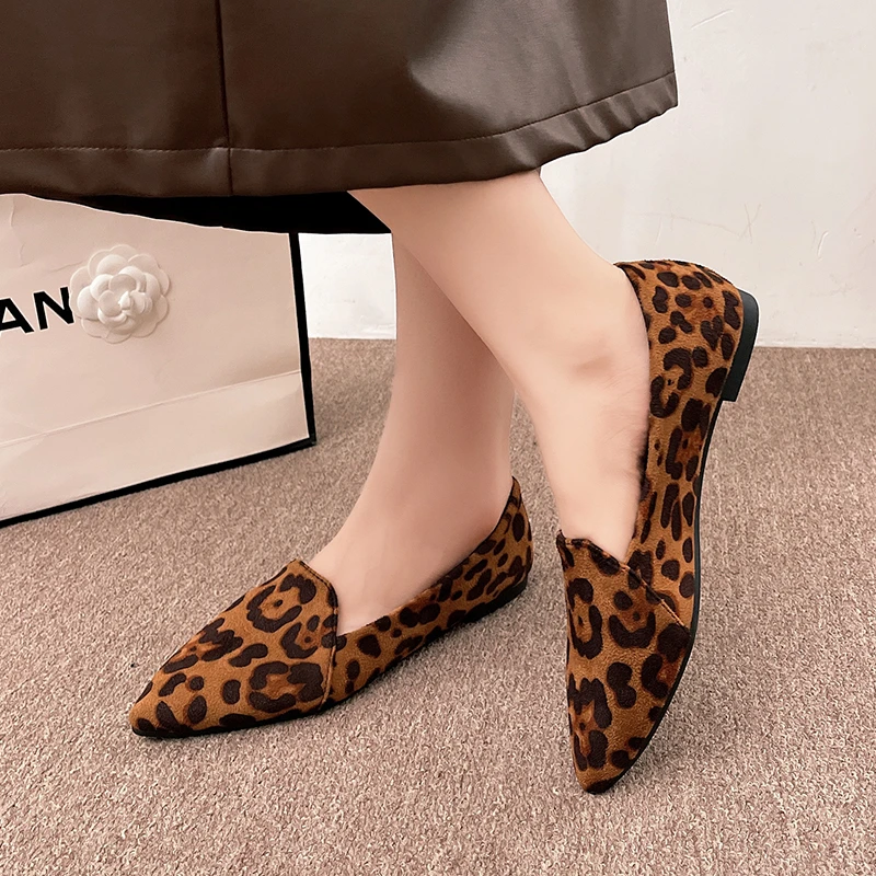 European and American flat shoes spring leopard print retro British style one foot casual shoes pointed oversized women's shoes
European and American flat shoes spring leopard print retro British style one foot casual shoes pointed oversized women's shoes