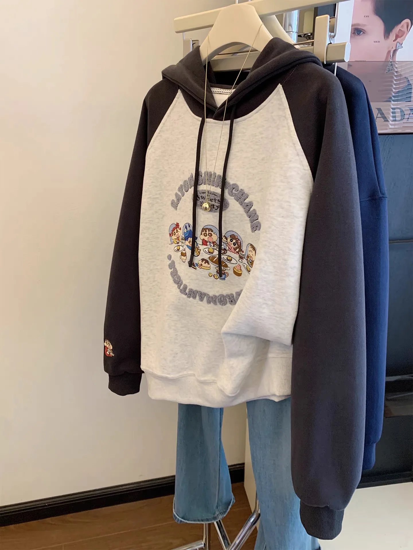 Light Grey Contrast Color Hoodie Women's Spring Autumn Thin Korean Style Cartoon Embroidery Lazy Top Design Sense Sweatshirt
Light Grey Contrast Color Hoodie Women's Spring Autumn Thin Korean Style Cartoon Embroidery Lazy Top Design Sense Sweatshirt