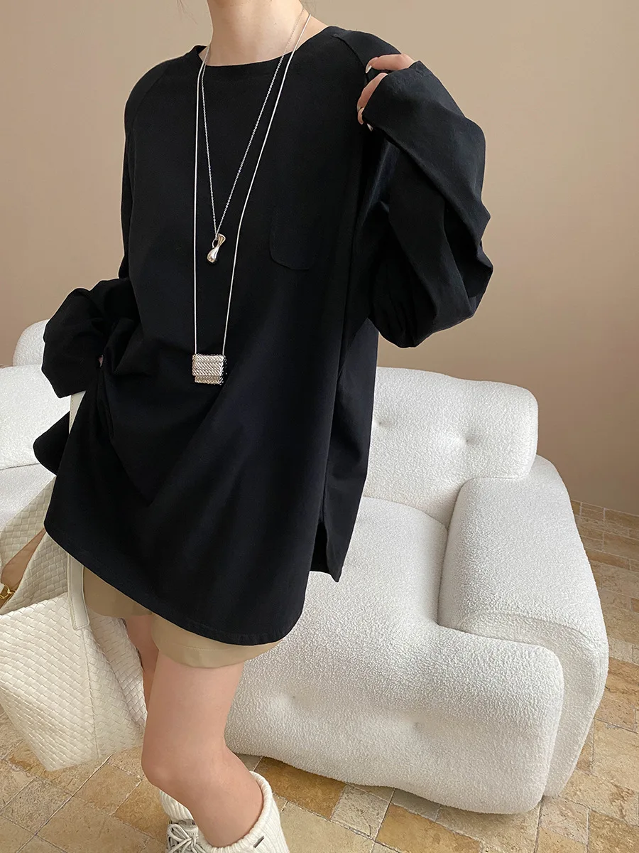 Minimalist blogger style small pocket raglan sleeve large T-shirt 
Minimalist blogger style small pocket raglan sleeve large T-shirt