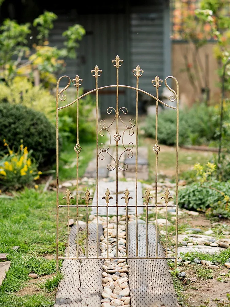 Vintage iron climbing frame, courtyard fence, screen partition, iron wire, lotus stand, climbing bracket, European style
Vintage iron climbing frame, courtyard fence, screen partition, iron wire, lotus stand, climbing bracket, European style