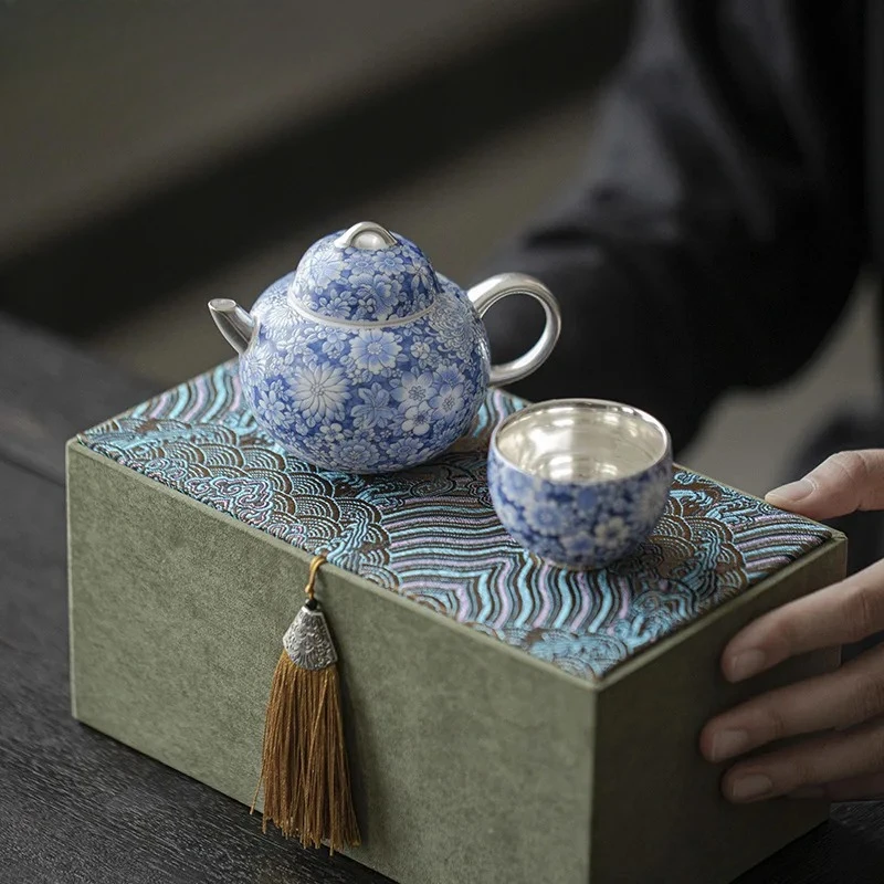 999 Sterling Silver Gilded Blue and White Tea Set Complete Set Japanese Ceremony Teapot and Cup Cha Ornaments
999 Sterling Silver Gilded Blue and White Tea Set Complete Set Japanese Ceremony Teapot and Cup Cha Ornaments