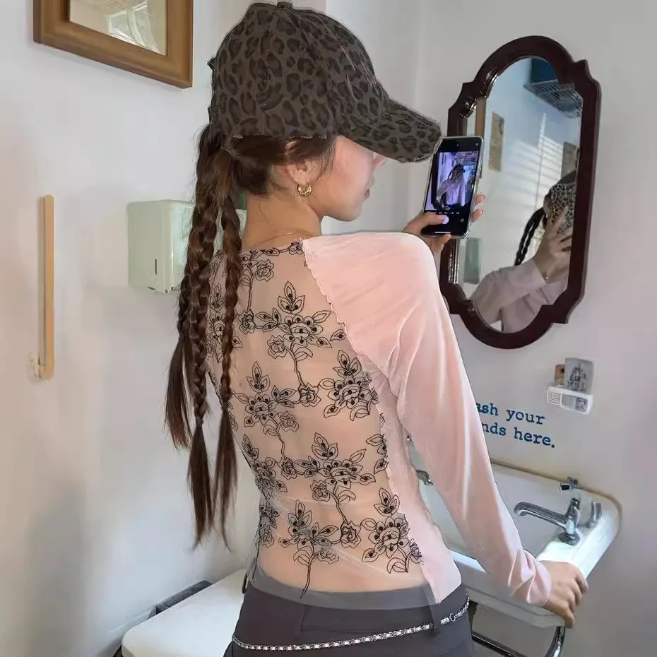 Velvet Spliced Mesh Print See-through Backless Sexy Cute Irregular Line T-shirt Body-hugging Top
Velvet Spliced Mesh Print See-through Backless Sexy Cute Irregular Line T-shirt Body-hugging Top