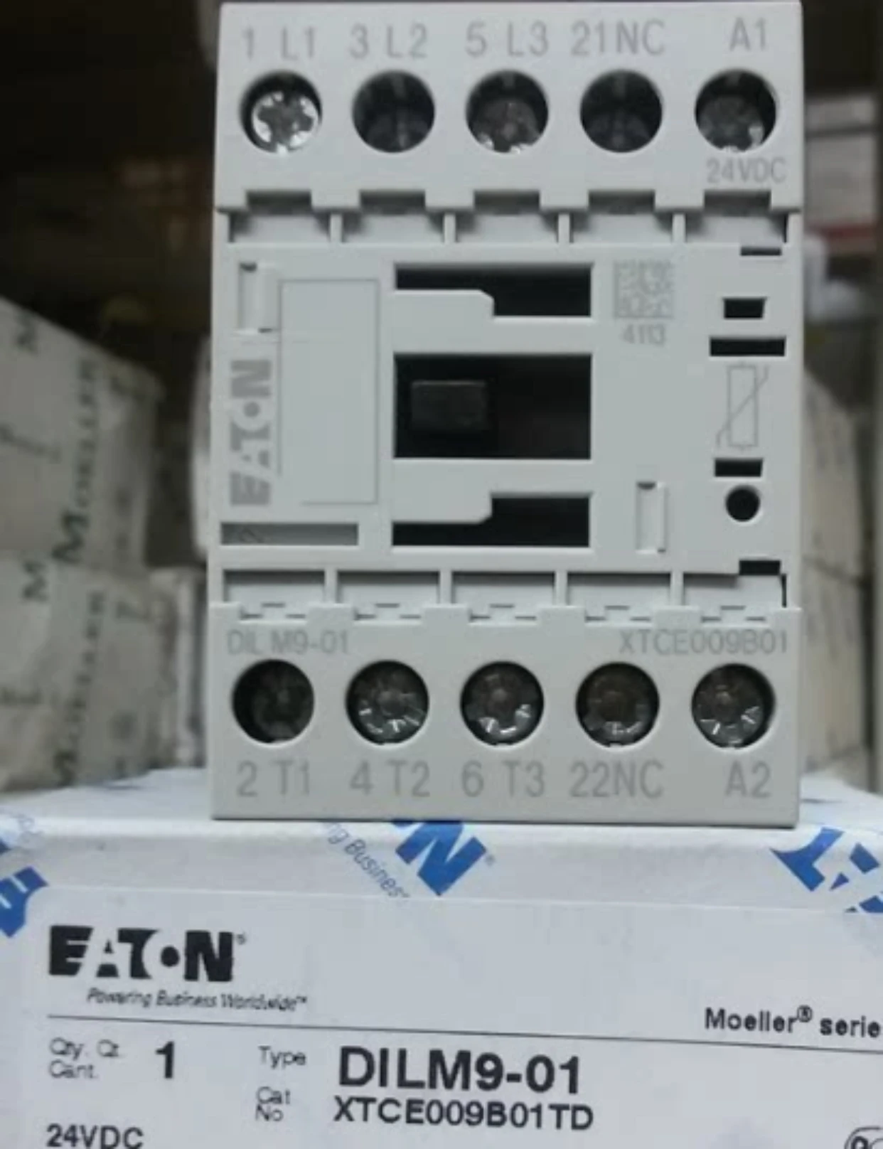 DILM9-01/24VDC Contactor 75x68x45mm 0.24kg 3P 1NC 9A 4kW 400V AC3
DILM9-01/24VDC Contactor 75x68x45mm 0.24kg 3P 1NC 9A 4kW 400V AC3
