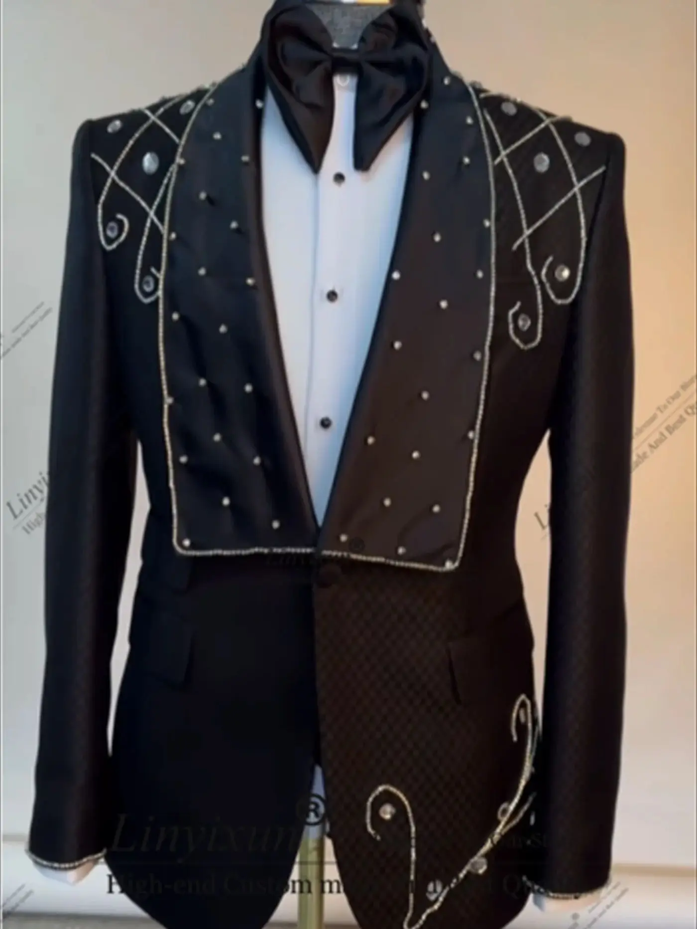 Elegent Men Suits Luxury Crystals Beaded Groom Wedding Tuxedos Customized Party Prom Blazer 2 Piece Set Slim trajes para hombre
Elegent Men Suits Luxury Crystals Beaded Groom Wedding Tuxedos Customized Party Prom Blazer 2 Piece Set Slim trajes para hombre
