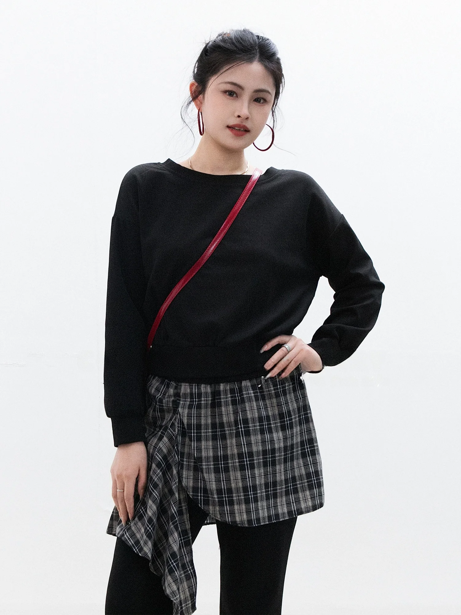Chelzy Modern Minimalist Black round Neck Sweatshirt And Pants Set Women's Casual Fashion Spring Autumn Plaid Asymmetrical Hem
Chelzy Modern Minimalist Black round Neck Sweatshirt And Pants Set Women's Casual Fashion Spring Autumn Plaid Asymmetrical Hem