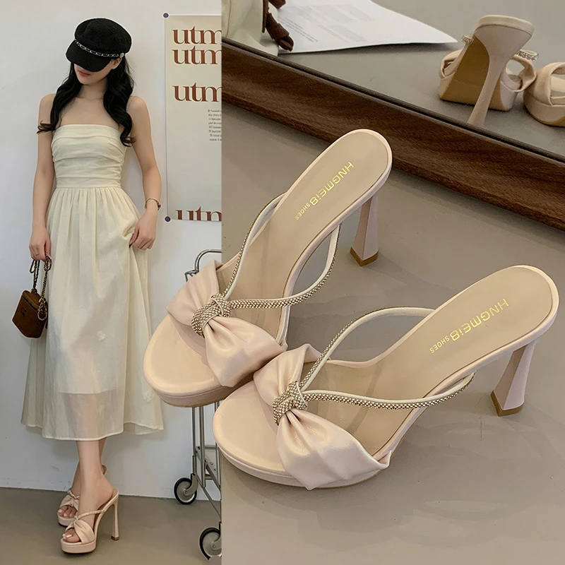 Women's Bow Knot Rhinestone Heeled Sandals Open Toe Satin Mules Waterproof Platform High Heel Slide Slippers for Wedding Party
Women's Bow Knot Rhinestone Heeled Sandals Open Toe Satin Mules Waterproof Platform High Heel Slide Slippers for Wedding Party