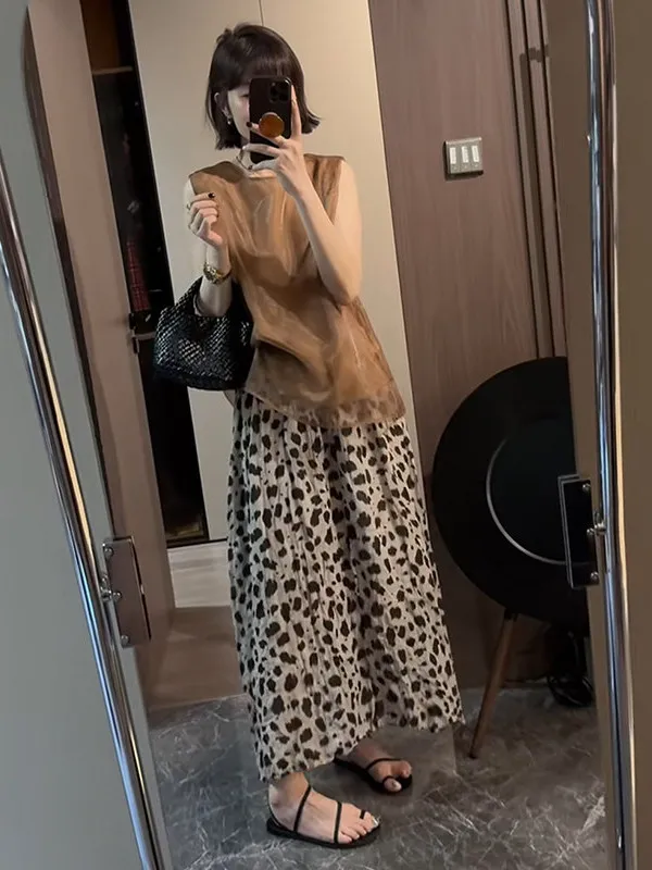 Fashionable Leopard Print Skirt And Top Set for Women Elegant Versatile Summer Outfit High-End Retro Style by Qiaofumu
Fashionable Leopard Print Skirt And Top Set for Women Elegant Versatile Summer Outfit High-End Retro Style by Qiaofumu