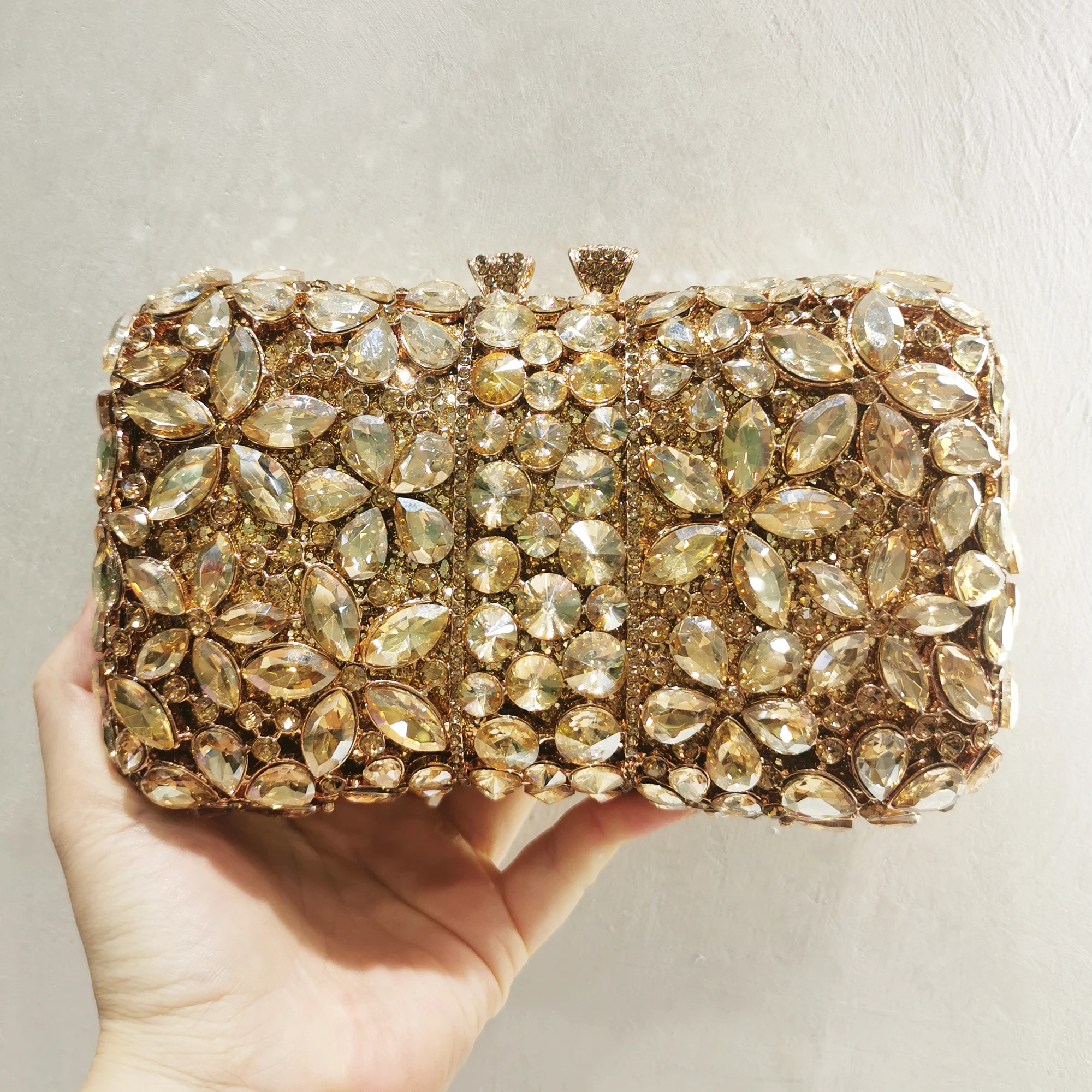 Gold/Silver Rhinestone Flower Wedding Purse Luxury Black Diamond Party Handbags Crystal Floral Stone Evening Clutches Dinner Bag
Gold/Silver Rhinestone Flower Wedding Purse Luxury Black Diamond Party Handbags Crystal Floral Stone Evening Clutches Dinner Bag