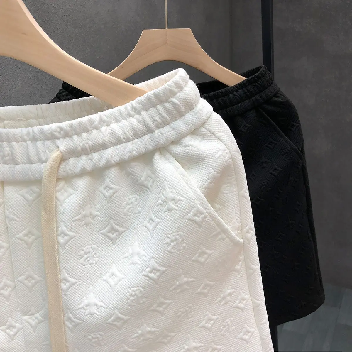 Men's summer light luxury white jacquard shorts men's trendy brand five-point pants 2025 men's beach pants
Men's summer light luxury white jacquard shorts men's trendy brand five-point pants 2025 men's beach pants