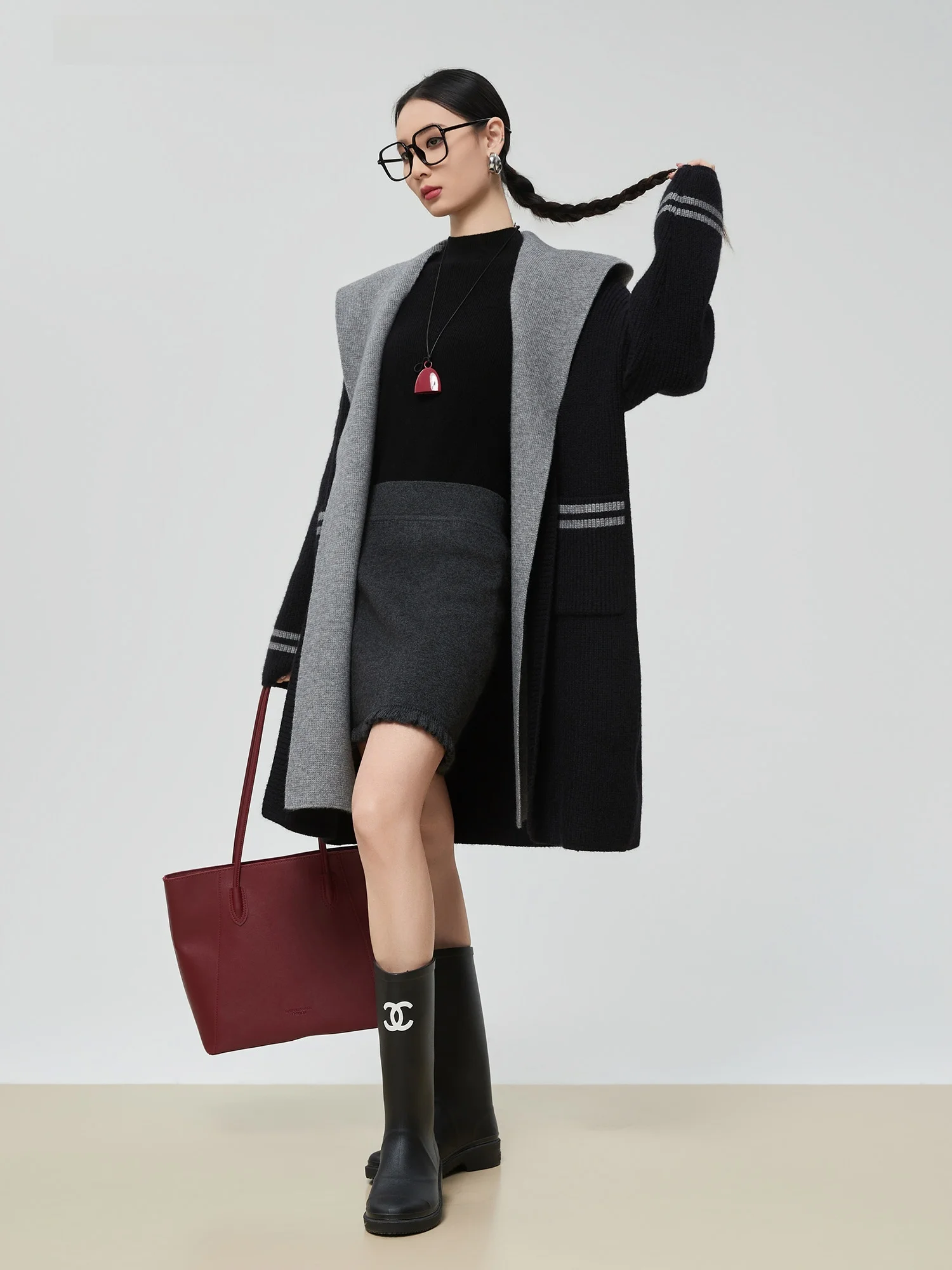 Свободный корейский женский утепленный вязаный кардиган-худи с V-образным вырезом средней длины для повседневной носки
Свободный корейский женский утепленный вязаный кардиган-худи с V-образным вырезом средней длины для повседневной носки