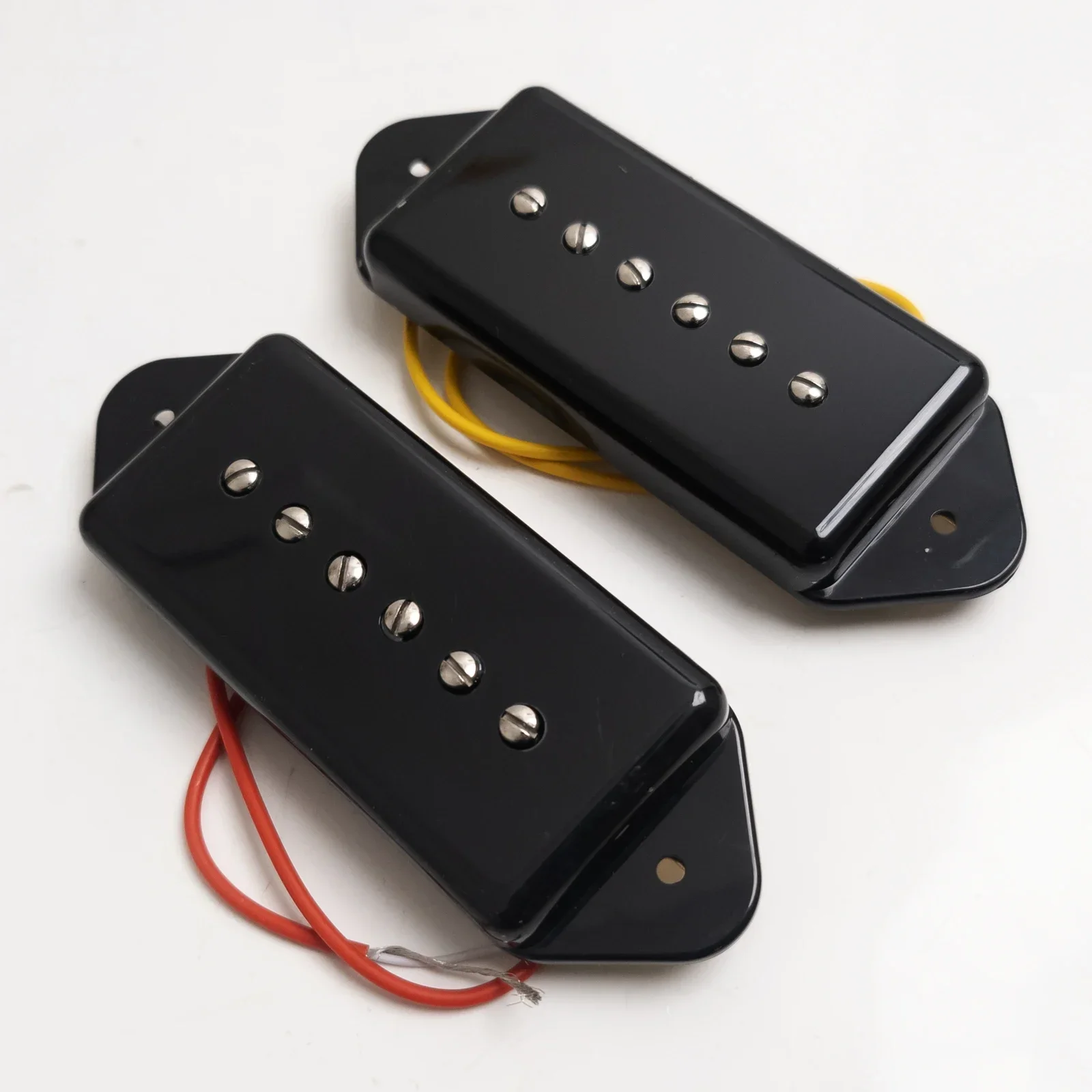Комплект звукоснимателей Alnico 5 P90 для электрогитары: Single Coil Pickup (Dog Ear Soapbar) для звукоснимателей на грифе и бридже
Комплект звукоснимателей Alnico 5 P90 для электрогитары: Single Coil Pickup (Dog Ear Soapbar) для звукоснимателей на грифе и бридже