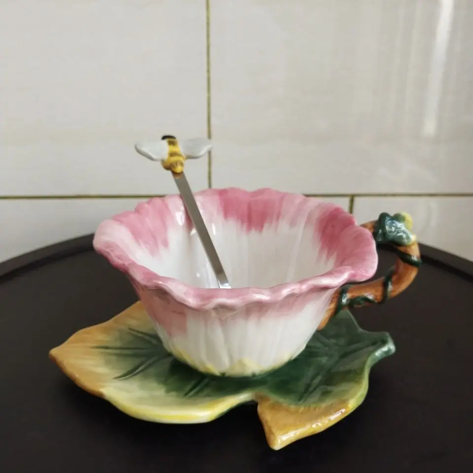 Creative Painted Floral Ceramic Cup Saucer Artistic Flower-shaped Tea Cup Exquisite Afternoon Tea Dessert Coffee Cup Girl Mug
Creative Painted Floral Ceramic Cup Saucer Artistic Flower-shaped Tea Cup Exquisite Afternoon Tea Dessert Coffee Cup Girl Mug