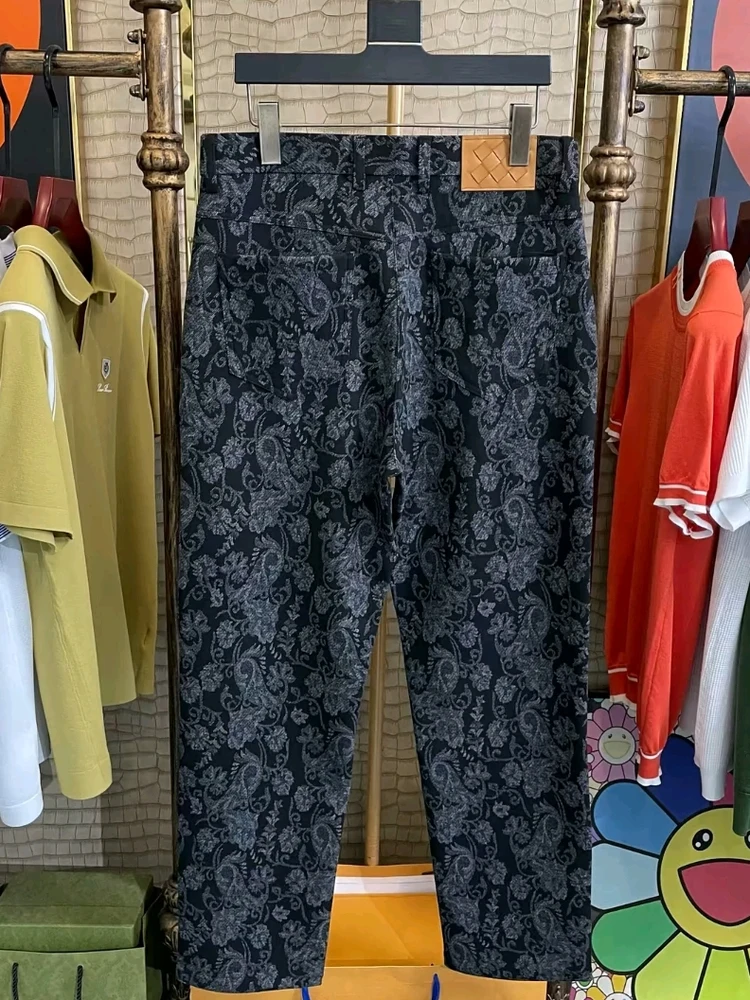 Мужские повседневные брюки: осенне-зимняя новинка в американском ретро-стиле с вышивкой, универсальные, легкие, премиум-класса, прямого кроя, для молодежи, придающие энергии
Мужские повседневные брюки: осенне-зимняя новинка в американском ретро-стиле с вышивкой, универсальные, легкие, премиум-класса, прямого кроя, для молодежи, придающие энергии