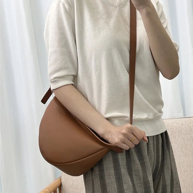 High-end Niche Fashion Retro First-layer Cowhide Shoulder Crossbody Bag Commuter Versatile Banana Bag
High-end Niche Fashion Retro First-layer Cowhide Shoulder Crossbody Bag Commuter Versatile Banana Bag