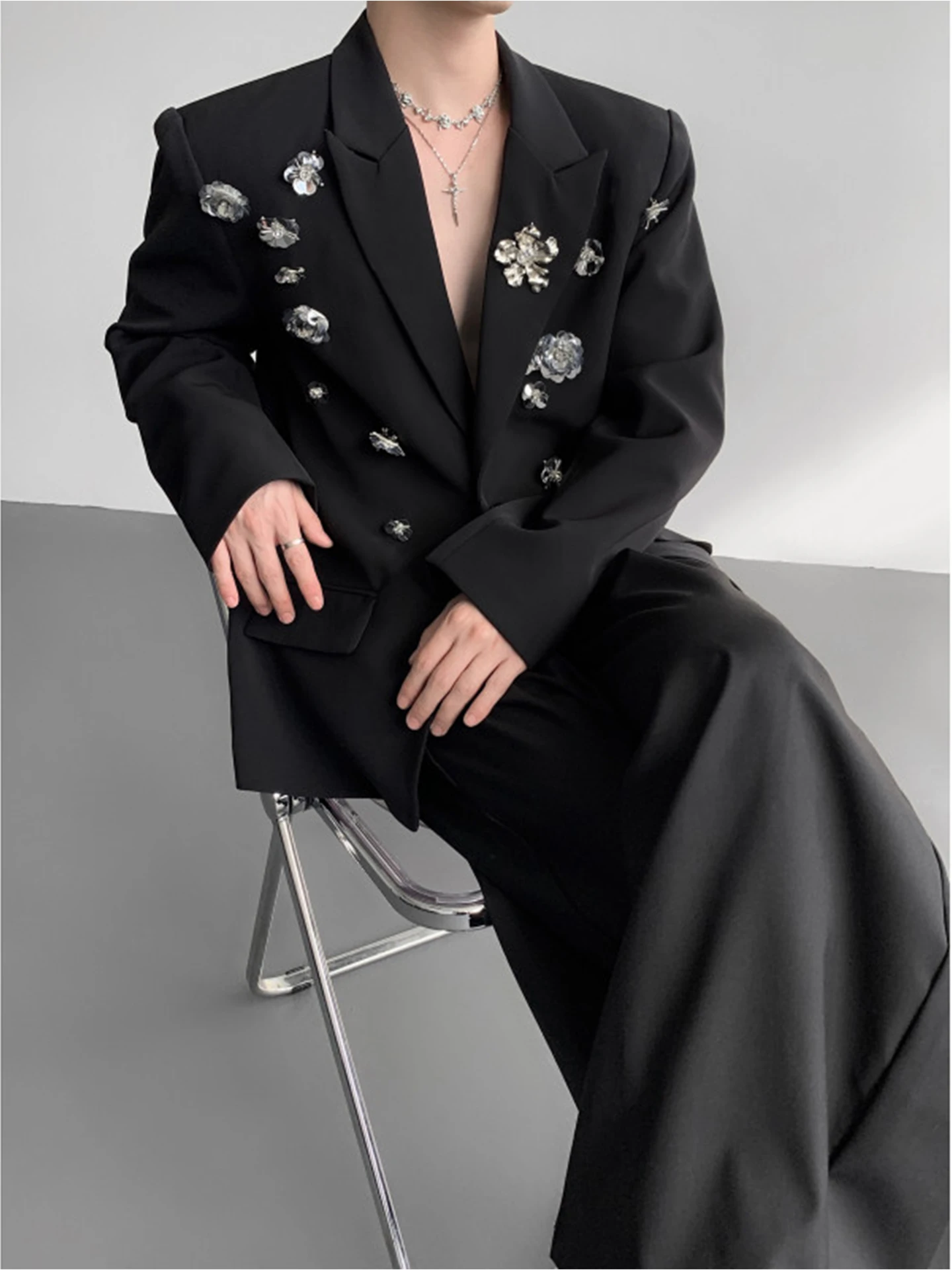 Мужской костюм с металлической цветочной вышивкой: дизайнерский шик, осенняя коллекция Haome, высококачественный сценический костюм, официальная одежда
Мужской костюм с металлической цветочной вышивкой: дизайнерский шик, осенняя коллекция Haome, высококачественный сценический костюм, официальная одежда