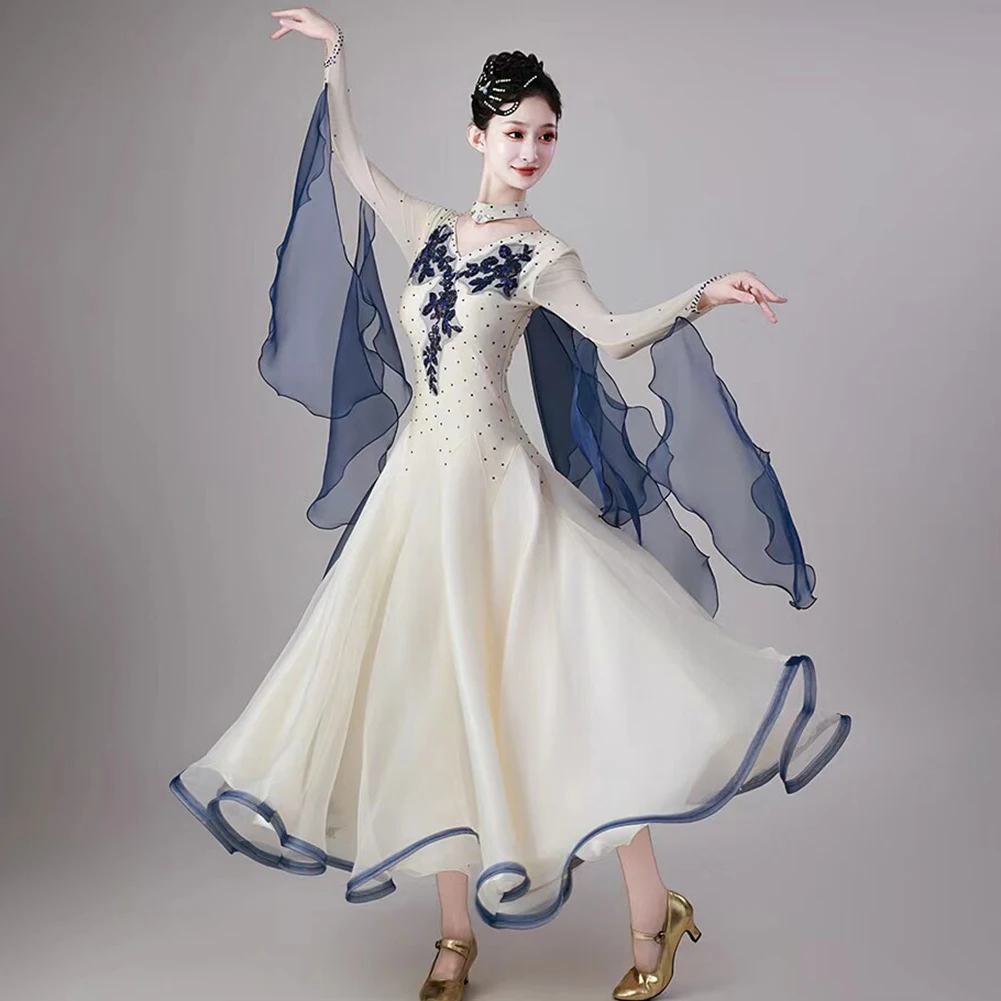 High-End Ballroom Dance Champagne Color Modern Simple Dress New Applique V-Neck Long Sleeves Ribbon Rhinestone Waltz
High-End Ballroom Dance Champagne Color Modern Simple Dress New Applique V-Neck Long Sleeves Ribbon Rhinestone Waltz