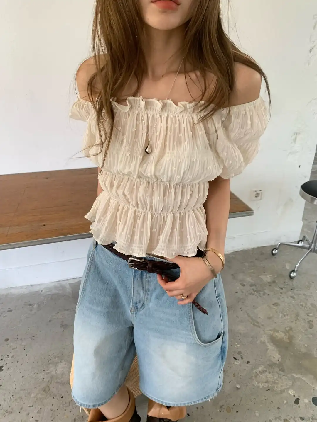 Korean Style Slim Fit Short Sleeve Women's Shirt Chiffon Short Design Sense Waist Inward Folded Slimming Top Summer Fashion
Korean Style Slim Fit Short Sleeve Women's Shirt Chiffon Short Design Sense Waist Inward Folded Slimming Top Summer Fashion
