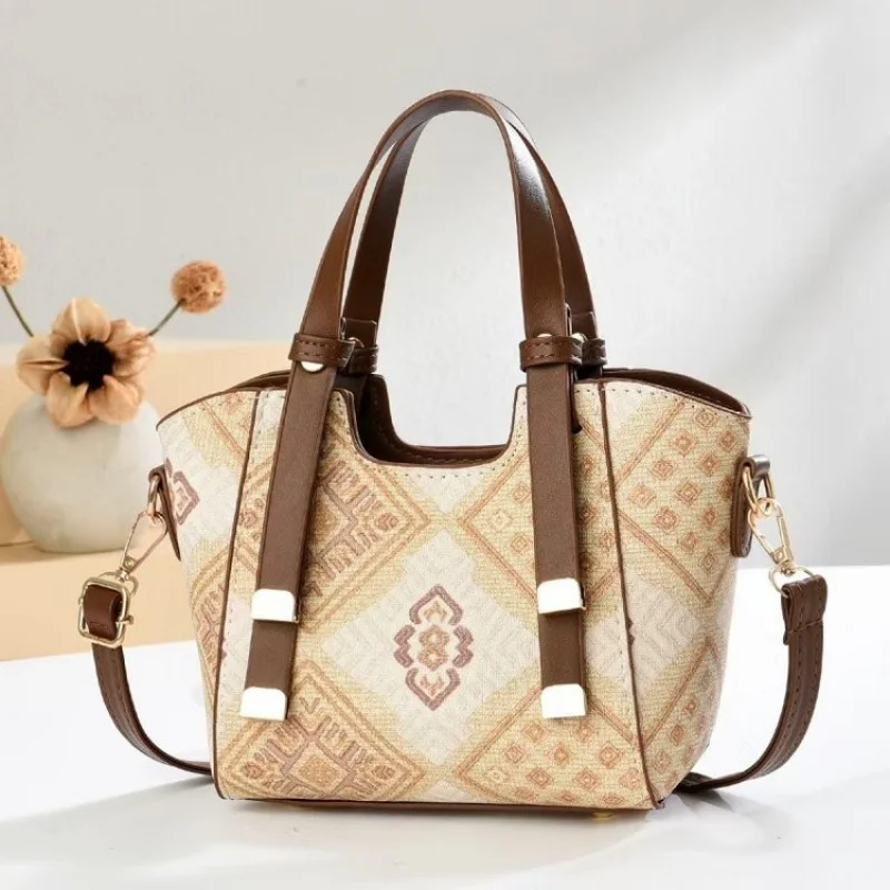 Luxury And Simple Vintage Crossbody Handbag For Women Made From Premium Leather For Commuting
Luxury And Simple Vintage Crossbody Handbag For Women Made From Premium Leather For Commuting