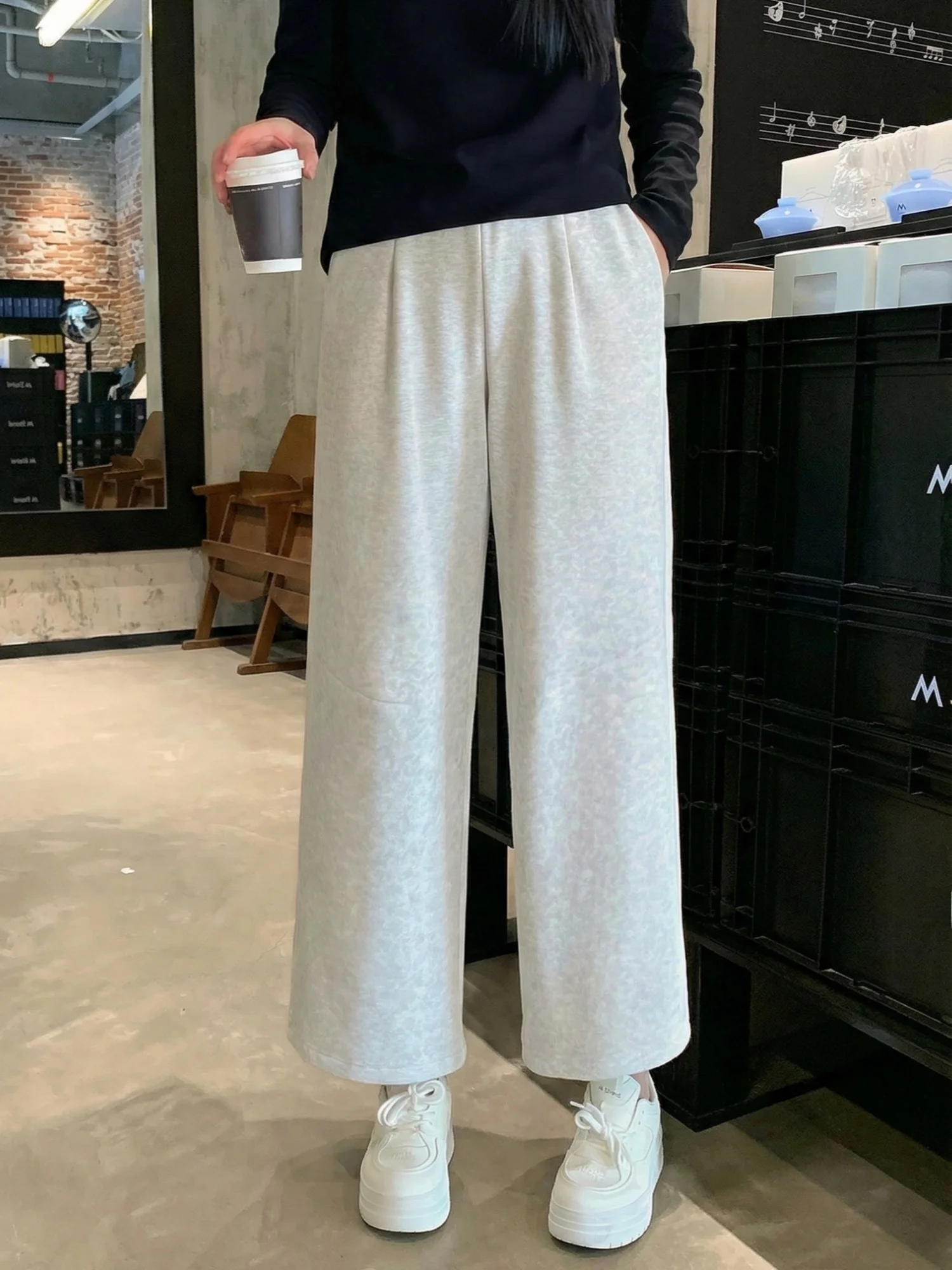 plus Size Women's Winter Fleece Lined Wide Leg Pants Conceal Meat Warm Commute Style Trendy Polyester Fiber High Waist Trousers
plus Size Women's Winter Fleece Lined Wide Leg Pants Conceal Meat Warm Commute Style Trendy Polyester Fiber High Waist Trousers