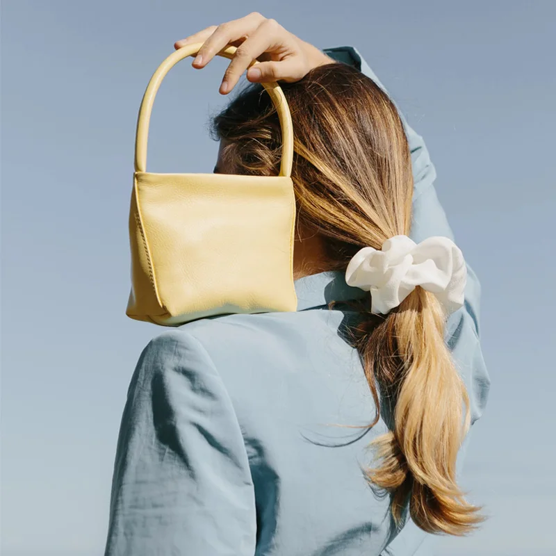 2023 New Sle Small Oil Wax Leather oulder Bag Retro Underarm Bag Buet Bag Soft Surface Zipper Closure Pure Color Leisur...
2023 New Sle Small Oil Wax Leather oulder Bag Retro Underarm Bag Buet Bag Soft Surface Zipper Closure Pure Color Leisur...