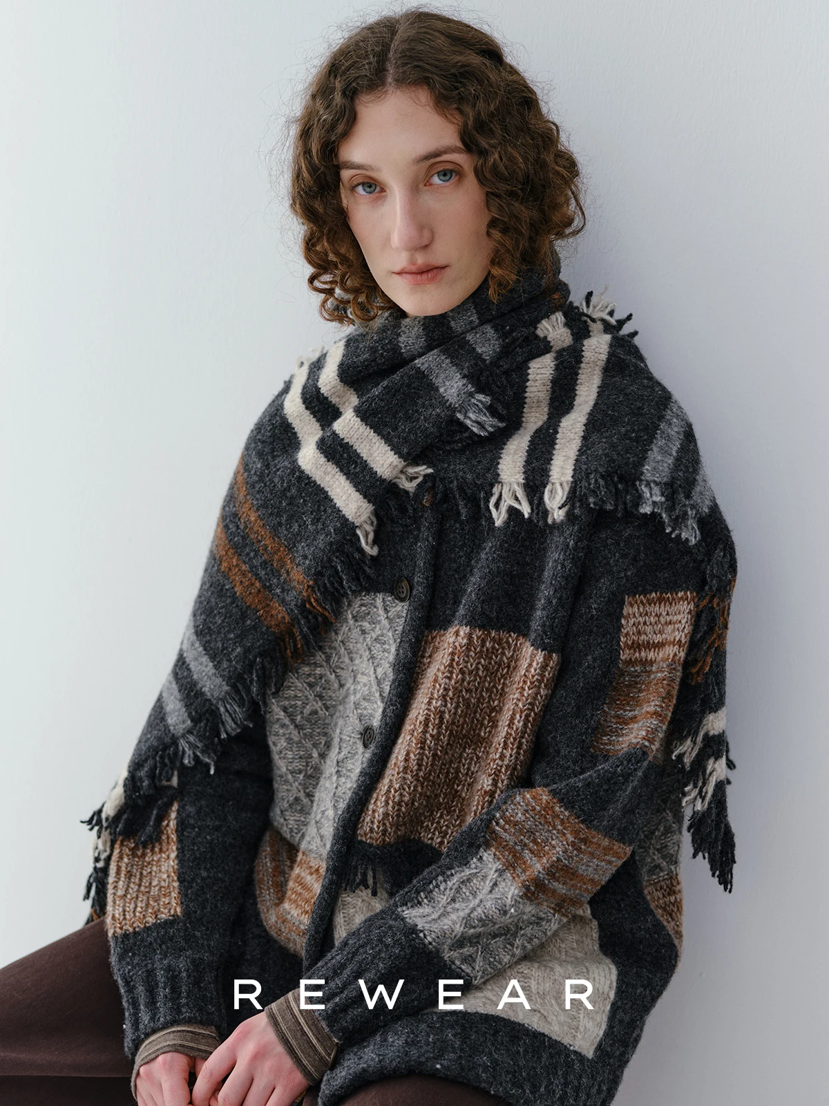 Винтажный комплект REWEAR: вязаный кардиган и шарф с бахромой, свободный крой, шерсть, для женщин, повседневный стиль
Винтажный комплект REWEAR: вязаный кардиган и шарф с бахромой, свободный крой, шерсть, для женщин, повседневный стиль