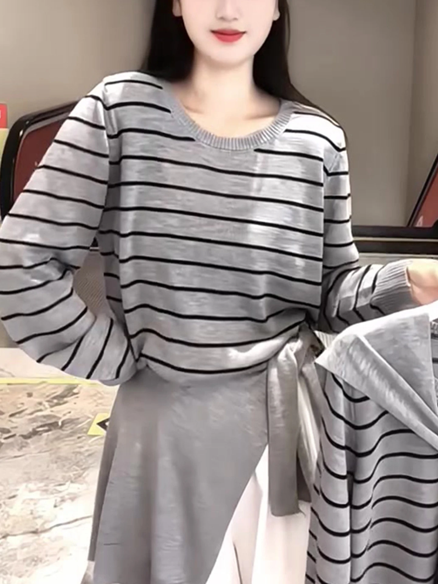 Faionable ey Striped Knitted oulder Wrap Loose Casual Sle Korean Version Long Sve round Ne Silk Top for Women
Faionable ey Striped Knitted oulder Wrap Loose Casual Sle Korean Version Long Sve round Ne Silk Top for Women