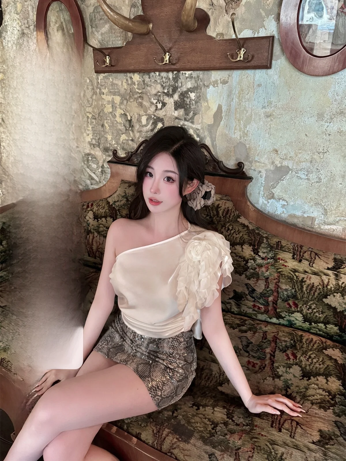 Sexy Shoulder-baring Three-color Flower Hotdog T-shirt Women's Fashion Top Sexy Rose Design Casual Comfortable Cotton Tee
Sexy Shoulder-baring Three-color Flower Hotdog T-shirt Women's Fashion Top Sexy Rose Design Casual Comfortable Cotton Tee