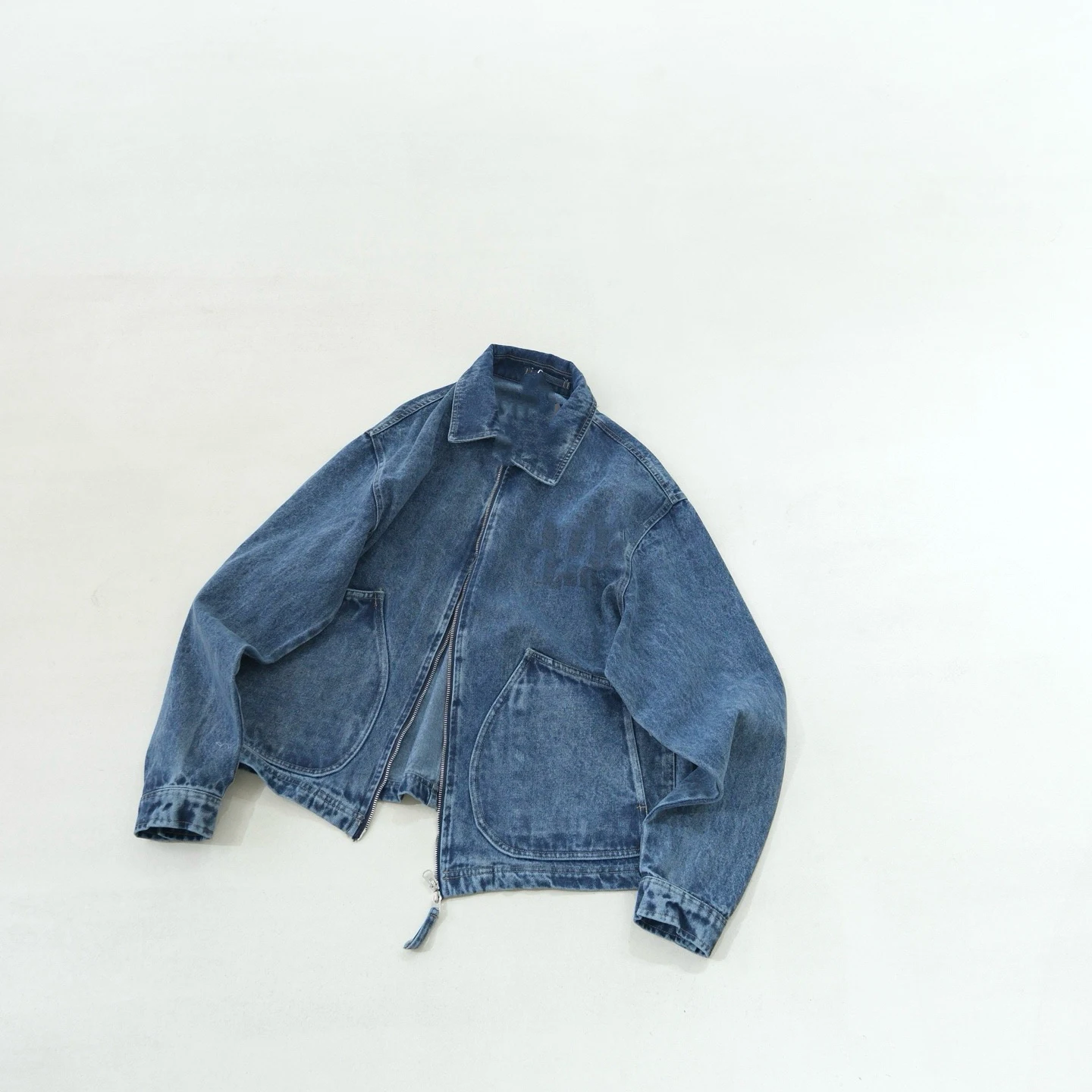 Classic Logo High Weight Worn Washed Metal American Style Unisex Jeans Jacket Loose Fit Youthful Energy Long Sleeve Zipper
Classic Logo High Weight Worn Washed Metal American Style Unisex Jeans Jacket Loose Fit Youthful Energy Long Sleeve Zipper