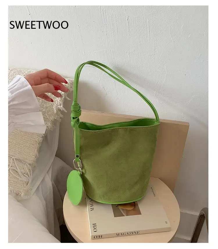 Vintage Suede Mini Bucket Bag Knotted Leather Top Handle Round Coin Pendant Fresh Fruit Color Casual Shoulder Handbag
Vintage Suede Mini Bucket Bag Knotted Leather Top Handle Round Coin Pendant Fresh Fruit Color Casual Shoulder Handbag