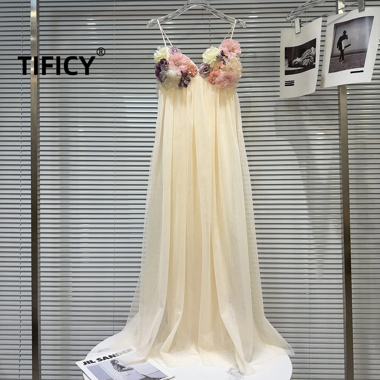 High Street Party Dresses Women's Summer New French Color Three-dimensional Flower Design Solid Color Chiffon Suspender Dress
High Street Party Dresses Women's Summer New French Color Three-dimensional Flower Design Solid Color Chiffon Suspender Dress