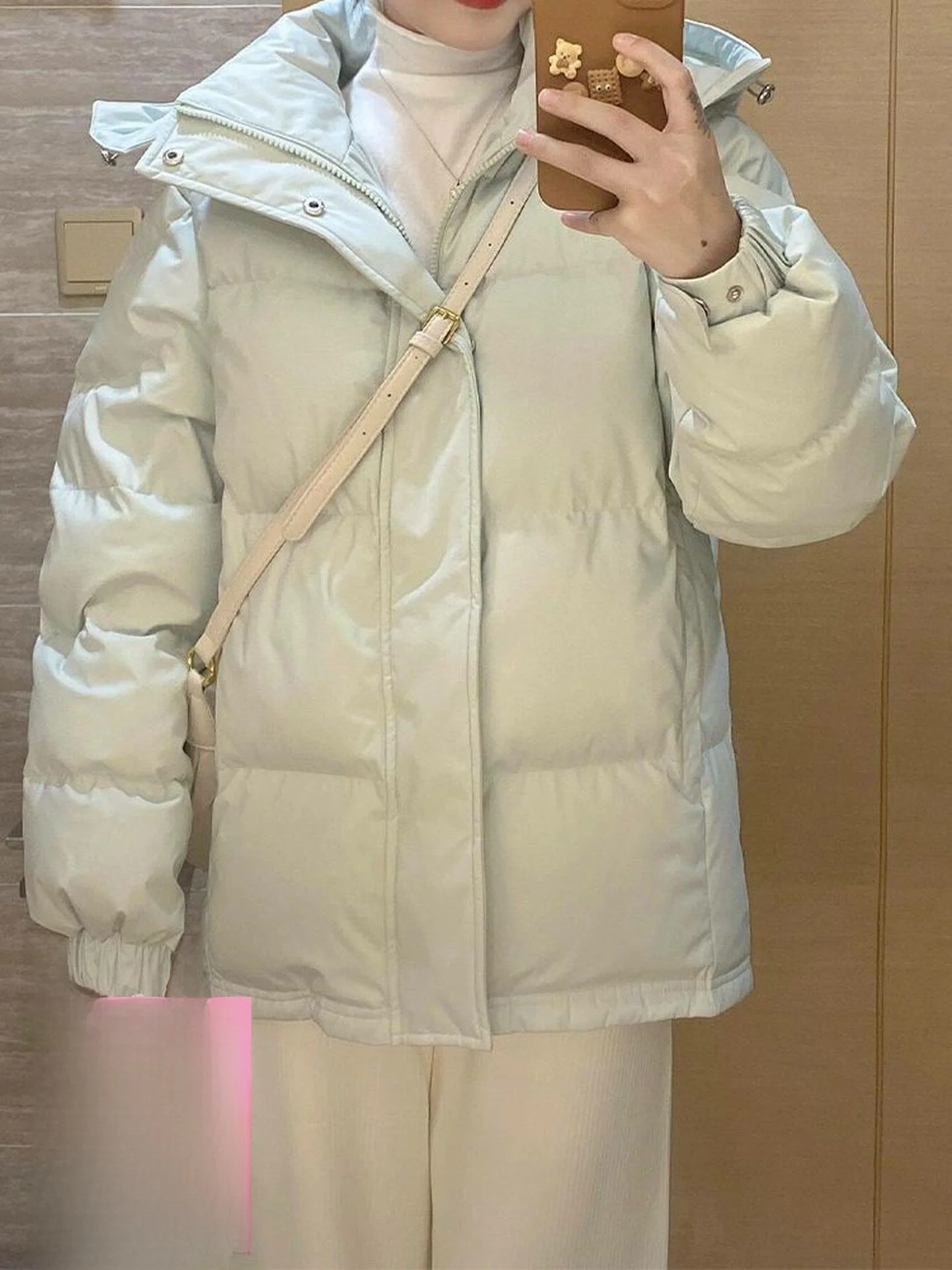 Свободная короткая куртка с капюшоном на пуху для женщин, летняя, новый стиль, универсальная, теплая, морозостойкая, тонкая верхняя одежда, светло-зеленое хлопковое пальто
Свободная короткая куртка с капюшоном на пуху для женщин, летняя, новый стиль, универсальная, теплая, морозостойкая, тонкая верхняя одежда, светло-зеленое хлопковое пальто