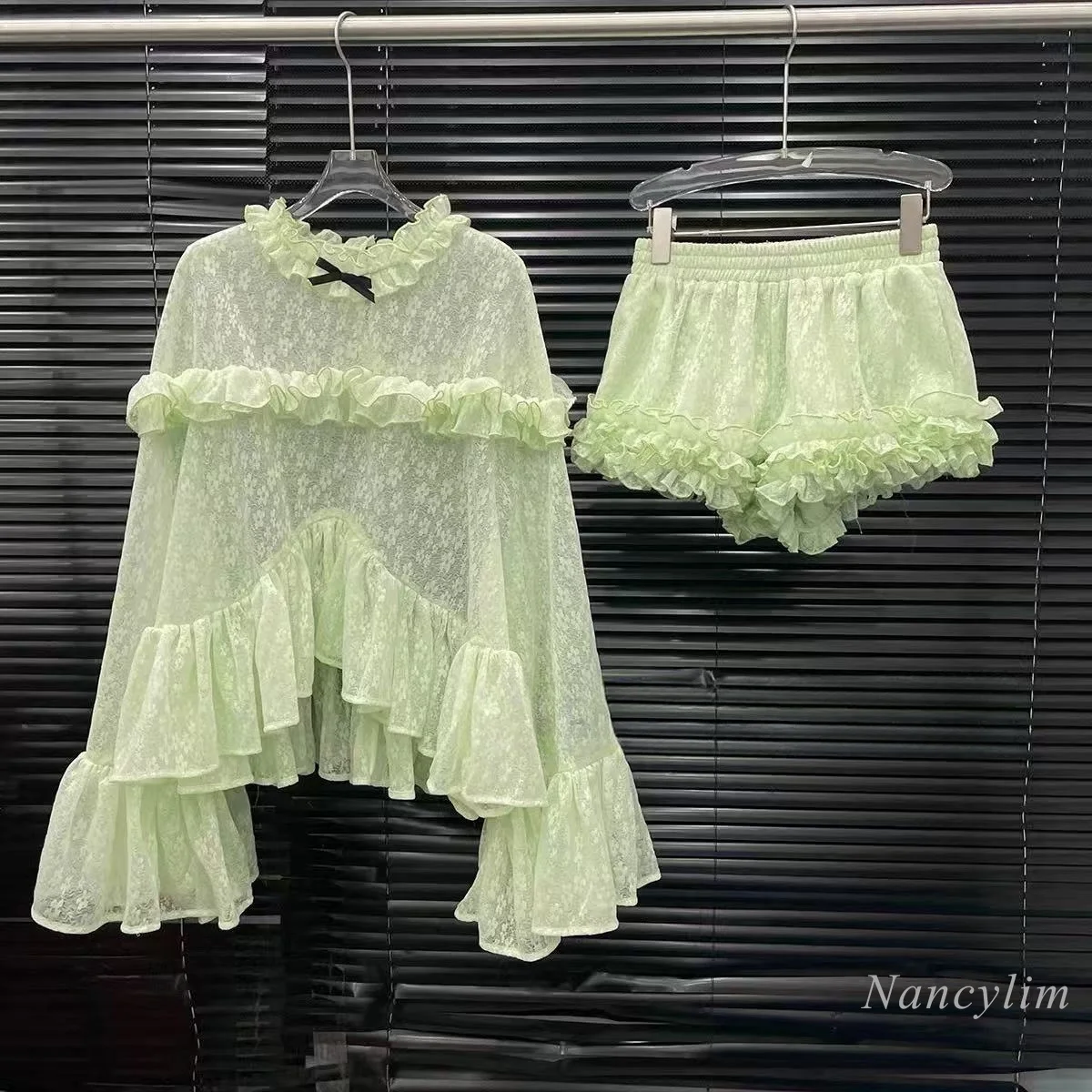 2026 Spring/summer French Style New Lace Trim Sun Protection Two-piece Set: Women's Fashion Flared Sleeve Top + Shorts Set
2026 Spring/summer French Style New Lace Trim Sun Protection Two-piece Set: Women's Fashion Flared Sleeve Top + Shorts Set