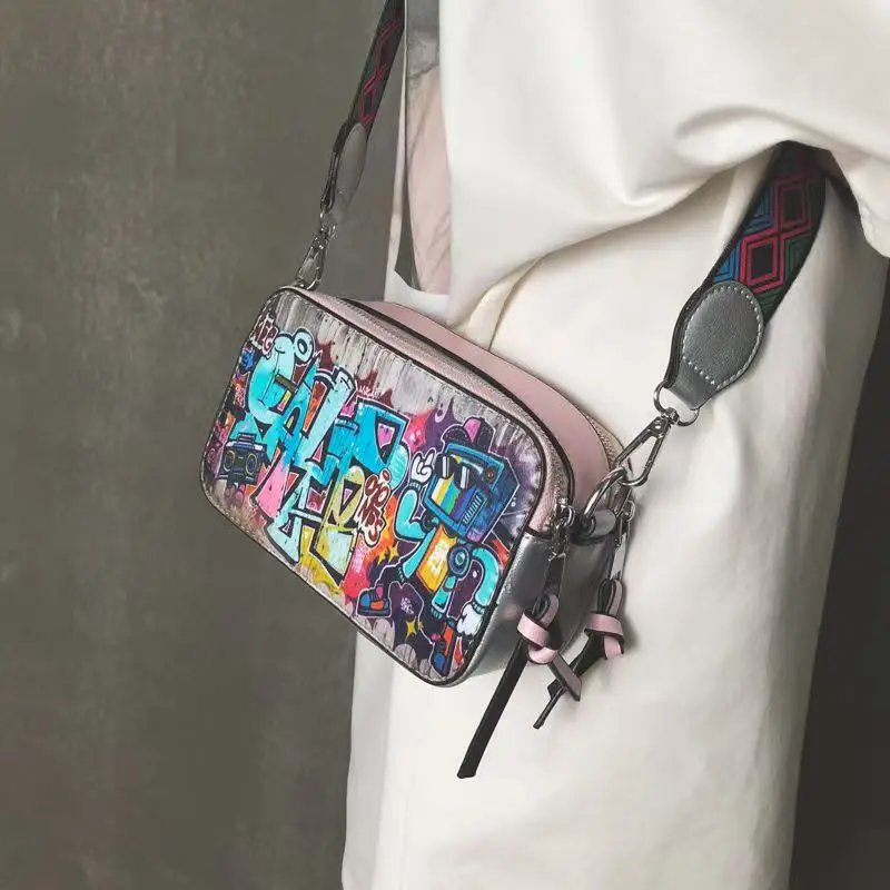 Летняя сумка для девочек, новинка 2024, универсальная широкая сумка через плечо, персонализированная модная сумка на одно плечо с принтом граффити, супер популярная посылка
Летняя сумка для девочек, новинка 2024, универсальная широкая сумка через плечо, персонализированная модная сумка на одно плечо с принтом граффити, супер популярная посылка